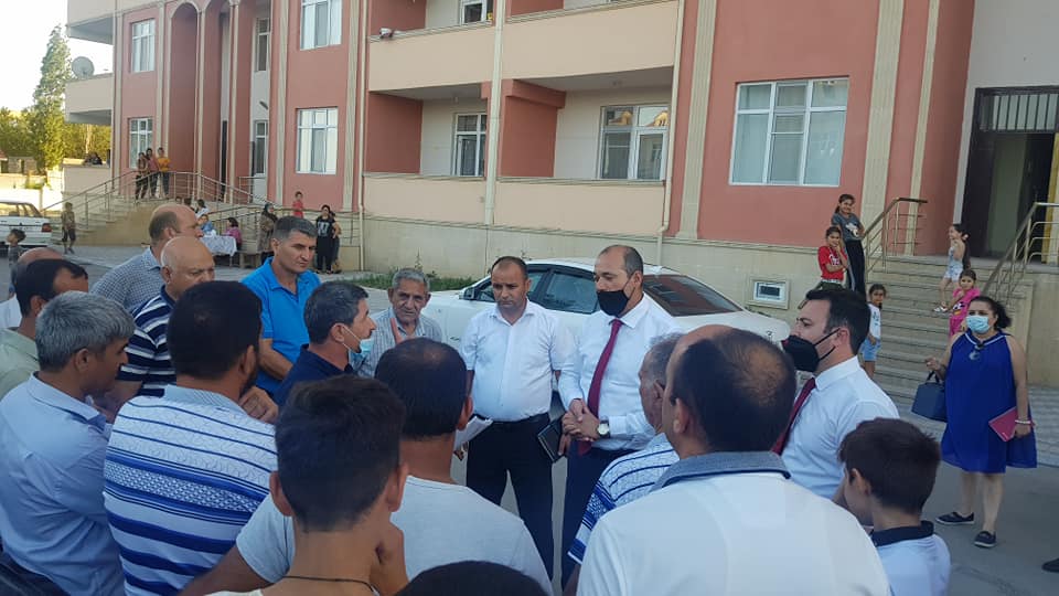 "Kimlərsə ifrat varlanıb, buynuz çıxarıb və..." - Deputatdan seçicilərlə görüşdə sərt açıqlamalar
